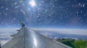 Крыло самолета над облаками