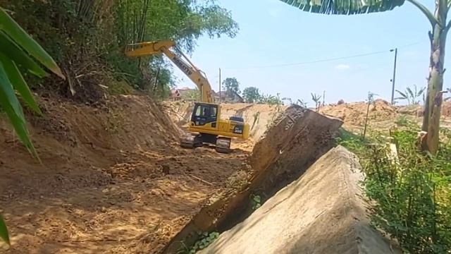 Excavator Komatsu PC200 Busy Working on River Sedimentation Clearing Construction смотреть онлайн