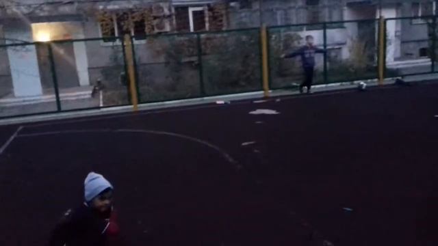 Пацаны со двора играют в футбол, я типо их судья смотреть онлайн