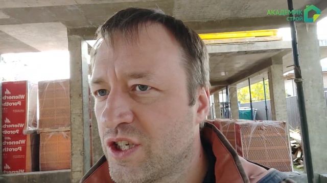 Продолжается монтаж опалубки колонн и ростверка. Кладка 1-го этажа.