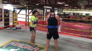 Жесткая работа по лапам. Как бьют тайцы. Тайский бокс