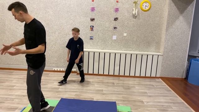 Как научиться Заднее сальто | Обучение сальто назад с нуля смотреть онлайн