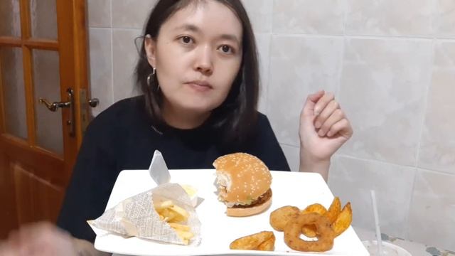 Мукбанг Burger King ?луковые кольца,наггетсы, фри и картофель по-деревенски #mukbang #asmr #burgerk