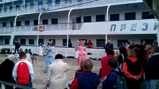 Мыши встречают на причале города Мышкин