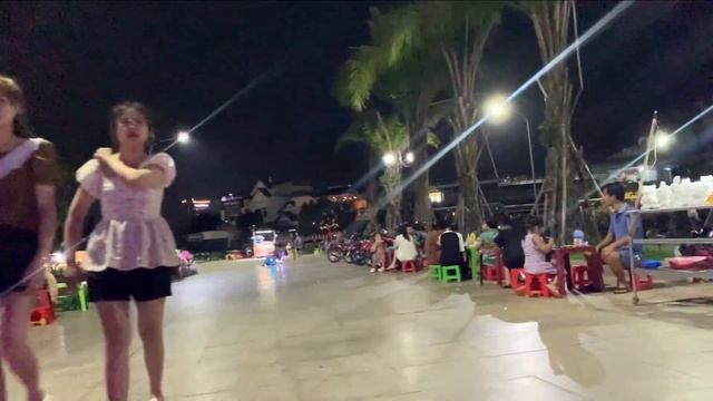 이 커플은 보행자 거리에서 부끄러운 일을하고 있습니다 смотреть онлайн