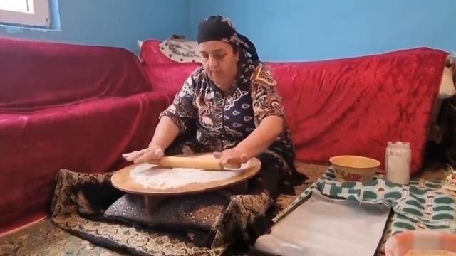 Бабушка приготовила сладость Пахлаву Азербайджанская Кухня Деревенская Кухня Рецепты смотреть онлайн
