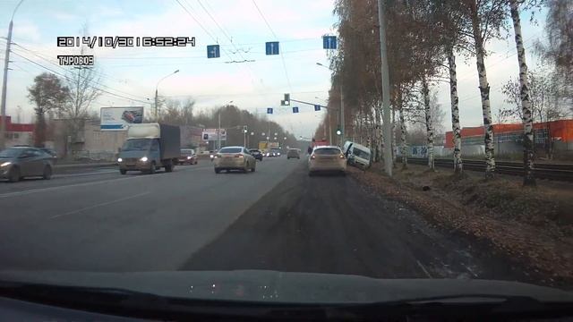 Маршрутка vs. Фокус на Ленинградском проспекте, г. Ярославль, 30.10.2014 смотреть онлайн