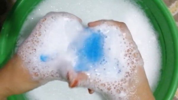 Squeezed Sponge rinsing in lots of water 💦 oddlysatisfying video🧽💙