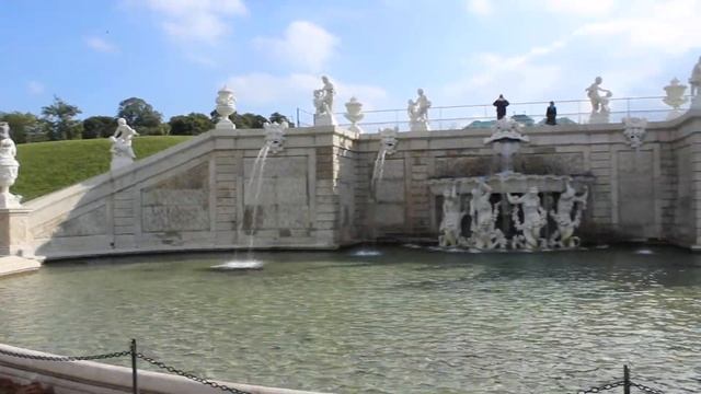 Фонтан в парке, музей Belvedere, Vienna, Austria / Springbrunnen im Park, Belvedere Museum смотреть онлайн