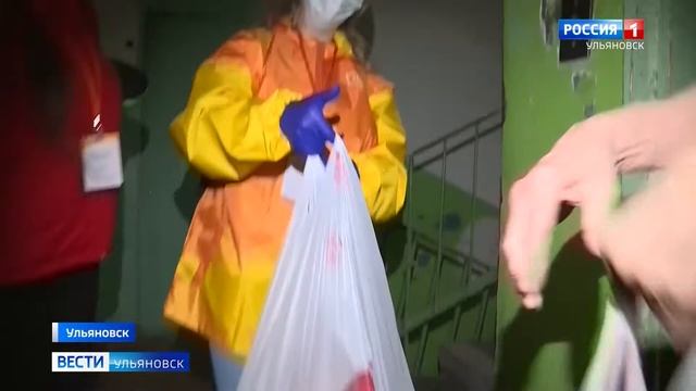 Волонтеры помогают пожилым людям смотреть онлайн