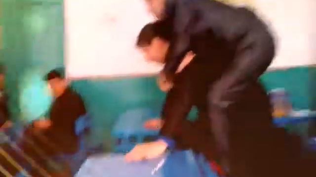 Шок.Смотреть всем.Что происходит в школе ,играют коня смотреть онлайн