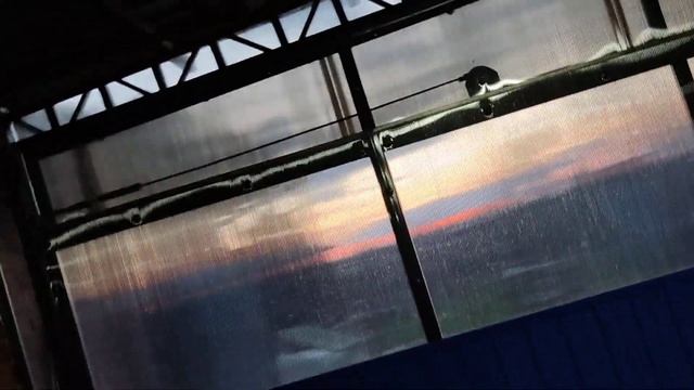 необычная вешалка для сушки белья под навесом.которая быстро слаживается под крышу.