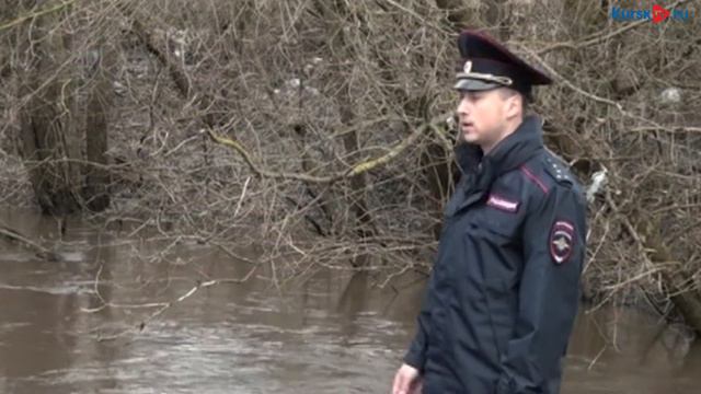 Курские полицейские спасли тонущую в реке женщину смотреть онлайн