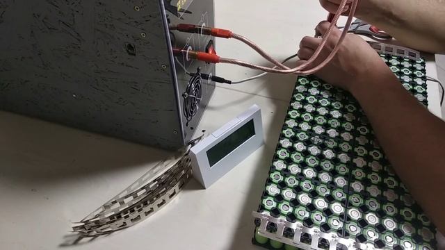 Сварка аккумулятора 20S10P с элементов Tesla конденсаторной сваркой с двойным импульсом.