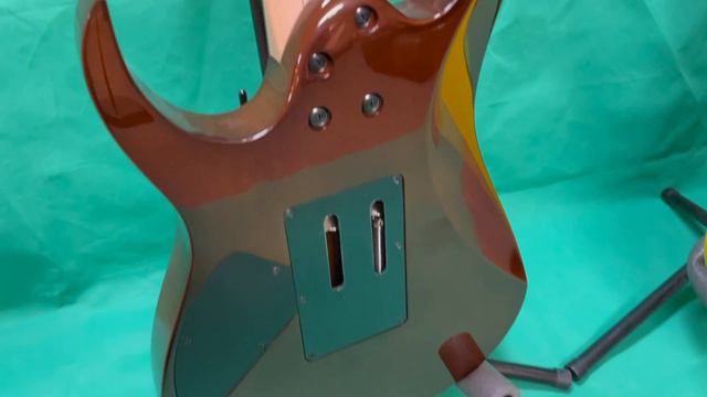 Comparing an Ibanez Prestige to an Ibanez JEMJR смотреть онлайн