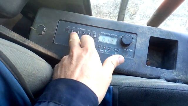 В кабинке машиниста экскаватора.