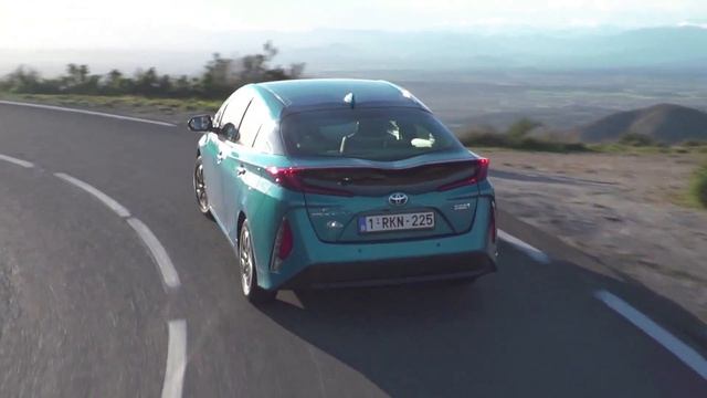 2017 Toyota Prius Plug-In Hybrid in Tian Driving in the Country | AutoMotoTV смотреть онлайн