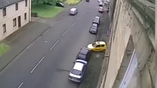 Так паркуют только блондинки. Хохма! смотреть онлайн