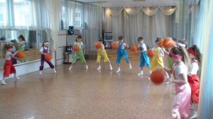 Танец с баскетбольными мячами в детском саду.