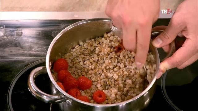 Илья Васильев. Каша с ягодами. #ГотовимСВасильевым