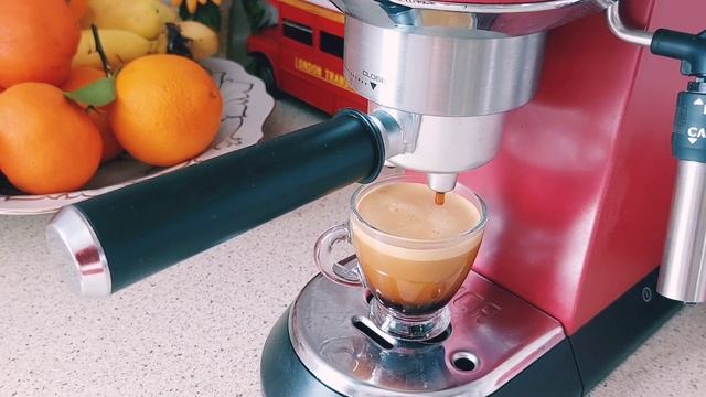 DeLonghi Dedica EC685 Espresso Cubano Macchiato at Home смотреть онлайн