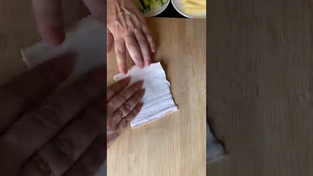 Рулетики из яичных блинчиков с начинкой | Домашние роллы смотреть онлайн