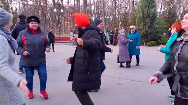ДРУГОГО ТАКОГО, КАК ТЫ ЗОЛОТОГО, НИГДЕ НЕ НАЙТИ! СЧАСТЛИВЫЕ МОМЕНТЫ ИЗ ПАРКА ГОРЬКОГО ХАРЬКОВ ТАНЦЫ смотреть онлайн