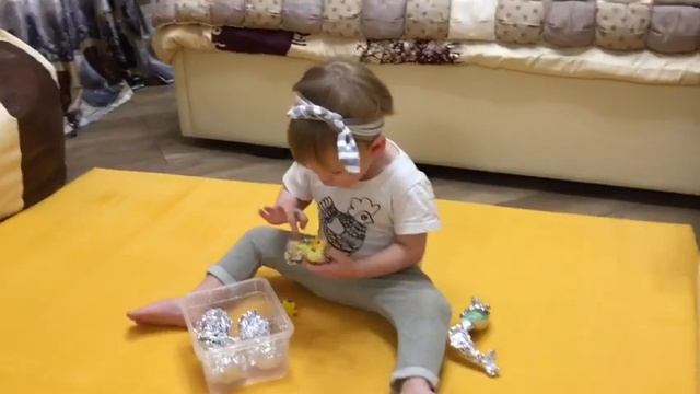 Игра "Что спрятано внутри?" Для детей от 1 года. Шариковый пластилин «Каляка Маляка» смотреть онлайн