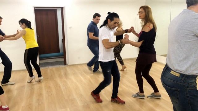 Бачата для продолжающих в Школе танцев Чино - Kewdy de los Santos "Me Lo Pegaron" смотреть онлайн