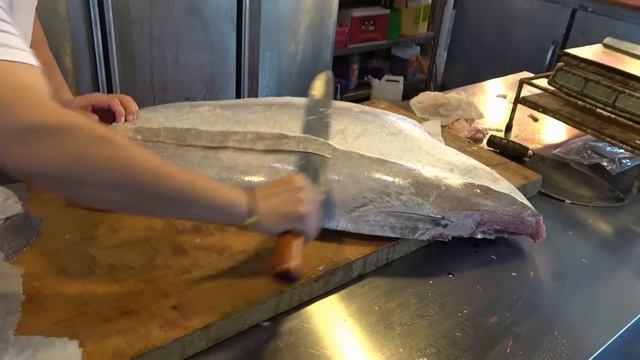 Amazing 300KG Giant Bluefin Tuna Cutting Master, Luxurious Sashimi