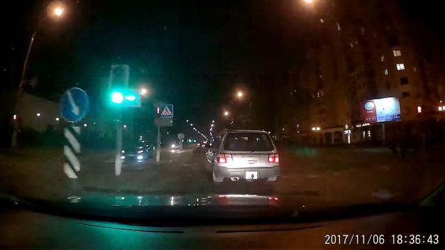Глупый и непонятный манёвр прямо на перекрёстке. Зачем? смотреть онлайн