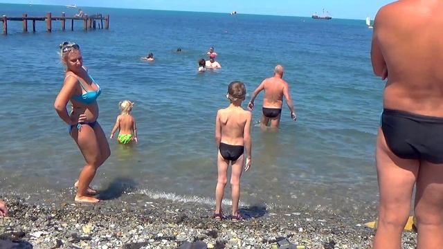 ПЛЯЖИ галечные в Малой бухте. Жара, море холодное. Без комментариев смотреть онлайн