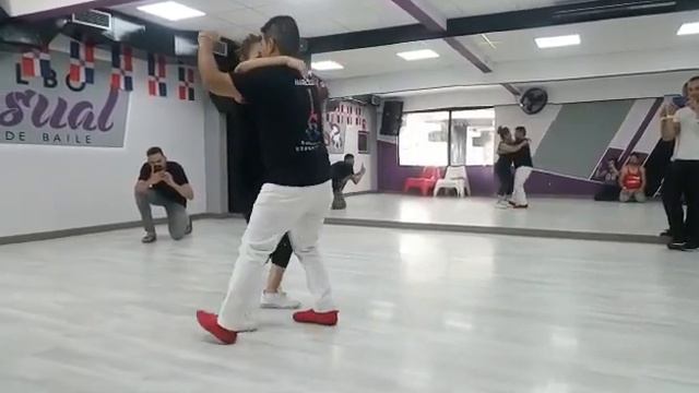 Bachata tradicional MARCELO Y KAROL смотреть онлайн