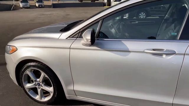 2016 Ford Fusion SE With a 2.5L 4 Cylinder Engine смотреть онлайн