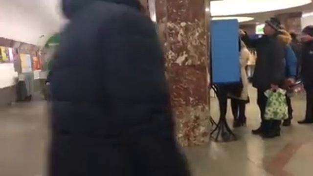 Распространение газеты Metro станция метро К. Маркса 7 февраля 2017 смотреть онлайн
