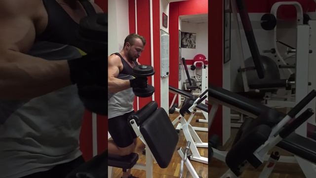 Концентрированный подъем гантели на лавке Скотта смотреть онлайн
