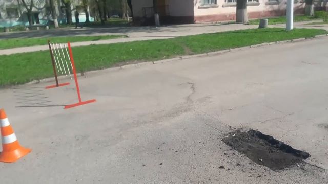 Бездорожье в Вольногорске ч 4 Начат ремонт дороги по ул. Варена смотреть онлайн