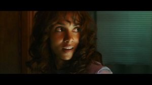 Женщина-кошка успокаивает шумных соседей-рокеров. Женщина-кошка. Киноэпизод.