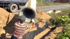 Установка бетонной трубы для переезда через канаву