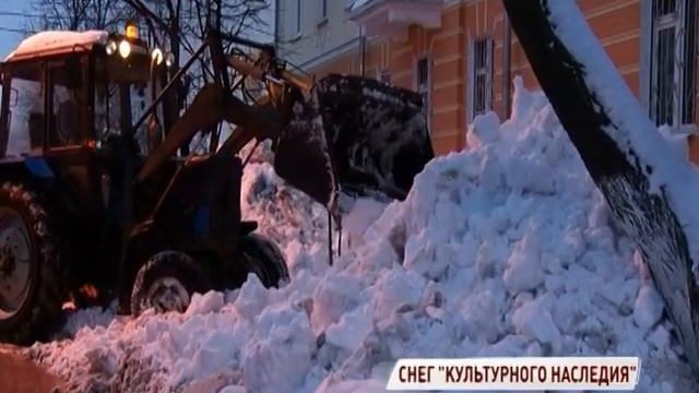 ВИДЕО: тракторист свалил снег из двора на проезжую часть смотреть онлайн