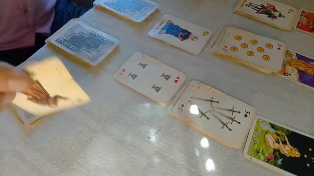 Гадаю сам себе на картах Таро, причем это делаю каждый день. смотреть онлайн