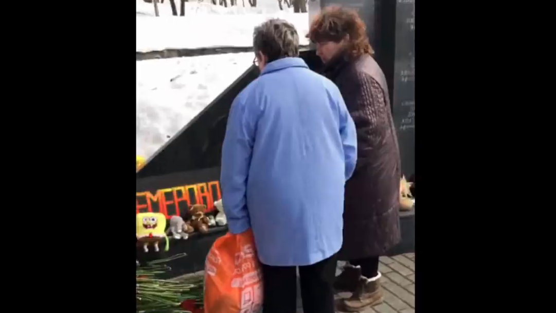 В Южно-Сахалинске пенсионерки собирают игрушки с мемориала жертвам кемеровской трагедии смотреть онлайн