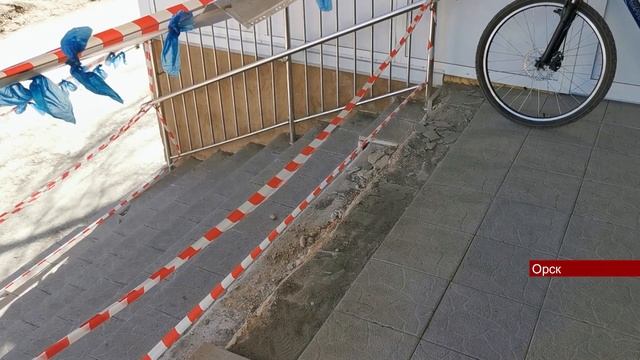 11042023 В Орске в детской поликлинике на Нефтяников начала разрушаться входная группа смотреть онлайн