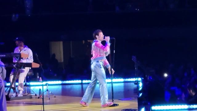 Harry Styles - "Adore You" at night 15 in the Kia Forum смотреть онлайн