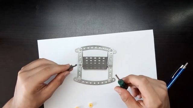 КАК СДЕЛАТЬ ПОДСТАВКУ ДЛЯ ТЕЛЕФОНА ИЗ ЖЕЛЕЗНОГО КОНСТРУКТОРА ?