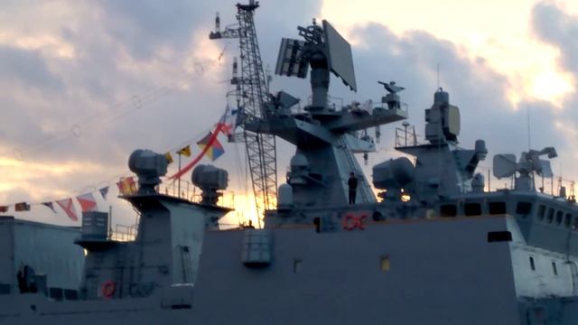 Адмирал Эссен. Спуск флага, гюйса и флагов расцвечивания в день ВМФ WP 20160731 21 30 32 Pro смотреть онлайн