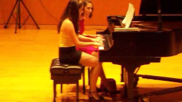 Irene Ravkin and Anastasia Svyatlovskaya playing "Pink Panther" on piano смотреть онлайн