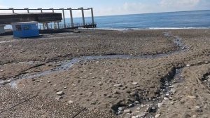 На набережной Адлера прорвало канализацию и течет в море!