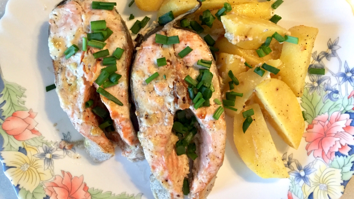 Лосось (форель) в сметанно-чесночном соусе с картофелем. Рыба в духовке .mp4