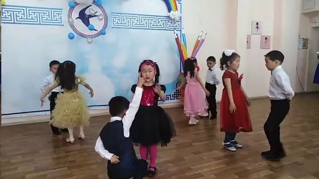 Вальс на выпускном бале детского сада"Хараасгай" смотреть онлайн